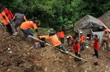 15 Orang Tertimbun Longsor di Jombang, 5 Tewas